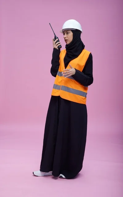 مهندسة سعودية تستخدم جهاز لاسلكي بخلفية وردية