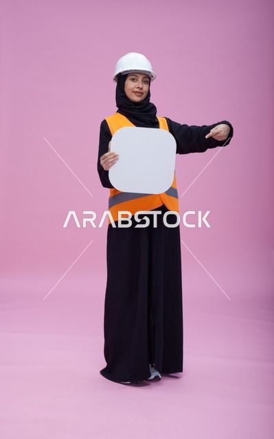 مهندسة سعودية تحمل لوحة فارغة في الاستوديو
