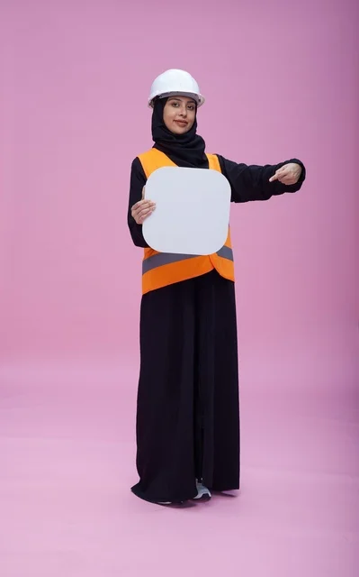مهندسة سعودية تحمل لوحة فارغة في الاستوديو