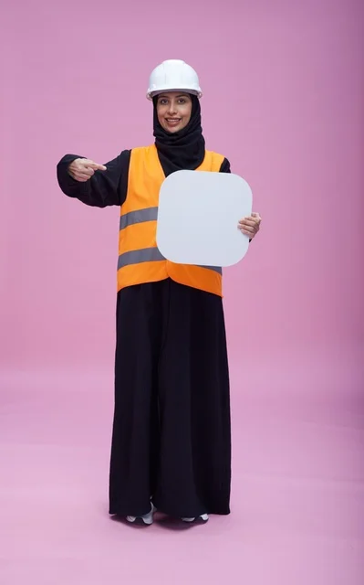 مهندسة سعودية تحمل لوحة فارغة خلفية وردية