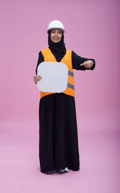مهندسة سعودية تحمل لوحة بيضاء فارغة للإعلان