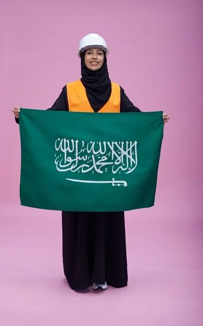 مهندسة سعودية تحمل علم المملكة العربية السعودية