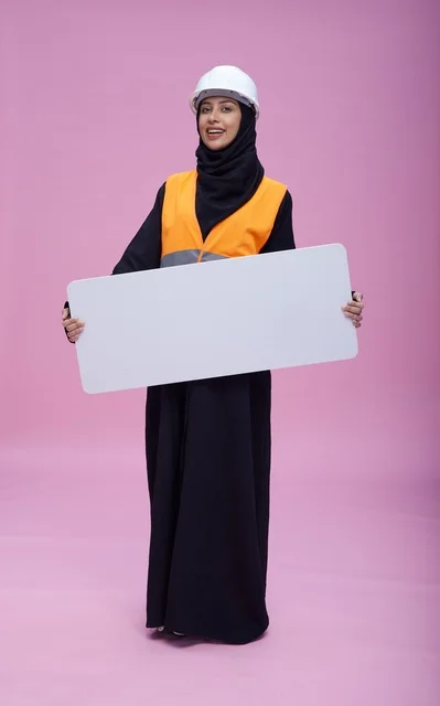 مهندسة سعودية تحمل لوحة عرض بيضاء فارغة