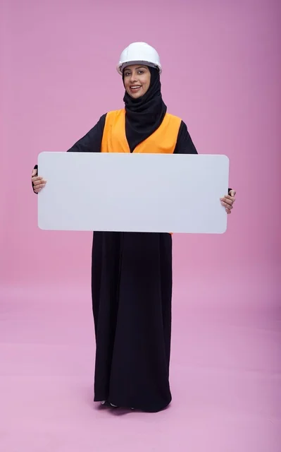 مهندسة سعودية تحمل لوحة عرض بيضاء فارغة