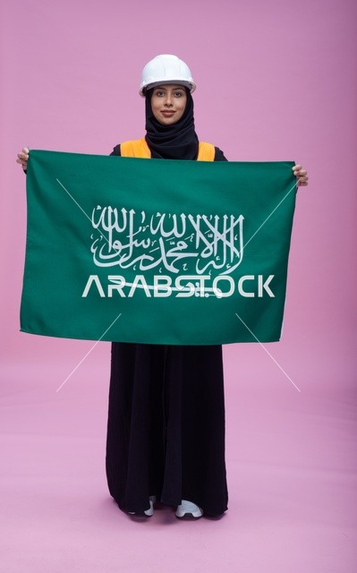 مهندسة سعودية تحمل علم السعودية في الاستوديو