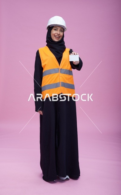 مهندسة سعودية تحمل بطاقة فارغة في الاستوديو