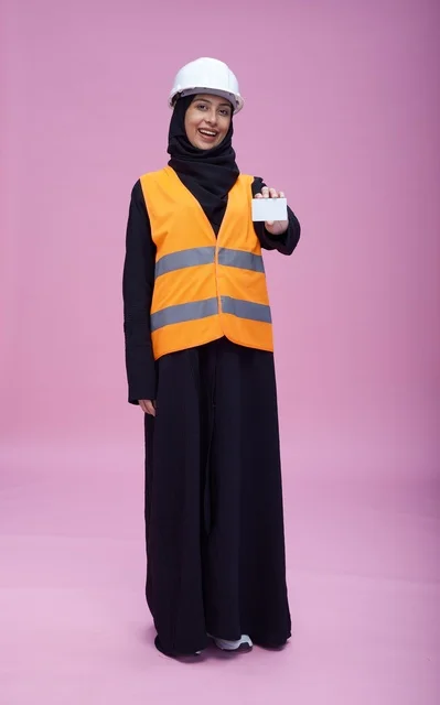 مهندسة سعودية تحمل بطاقة فارغة في الاستوديو