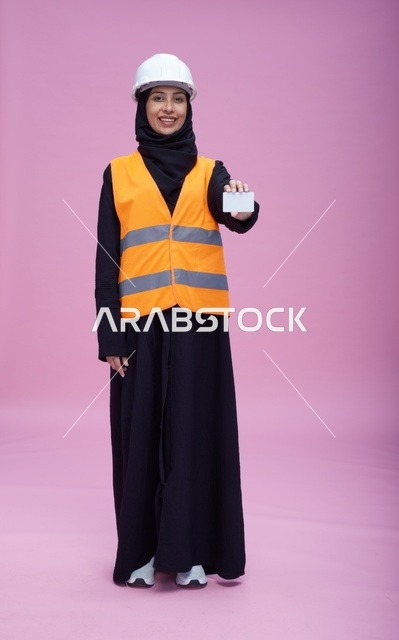 مهندسة سعودية في استوديو تحمل بطاقة بيضاء فارغة