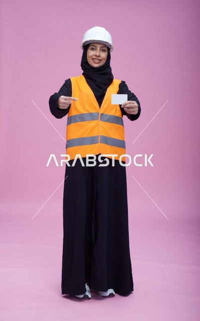 مهندسة سعودية تحمل بطاقة بيضاء فارغة في الاستوديو