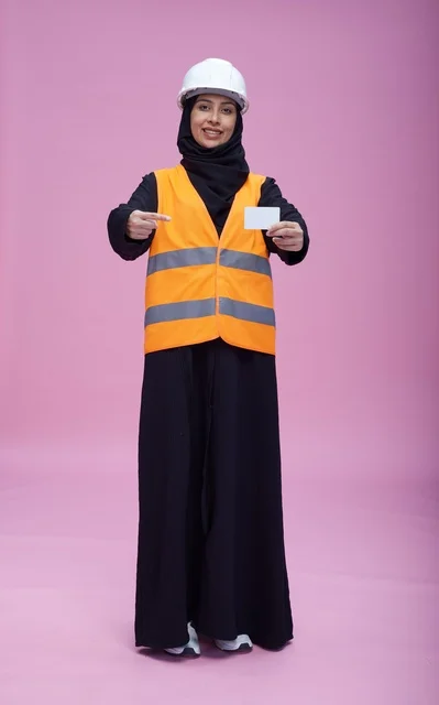مهندسة سعودية تحمل بطاقة بيضاء فارغة في الاستوديو