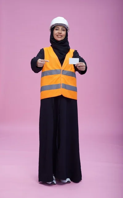 مهندسة سعودية تحمل بطاقة عمل فارغة داخل الاستوديو