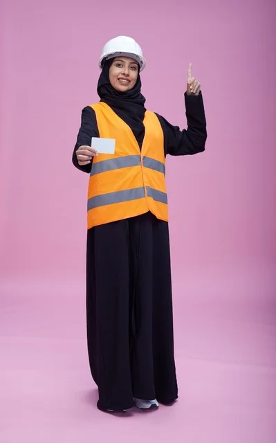 مهندسة سعودية تحمل بطاقة فارغة في الاستوديو