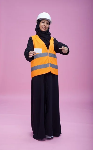 مهندسة سعودية تحمل بطاقة فارغة في الاستوديو