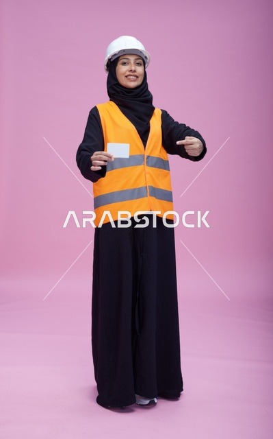 مهندسة سعودية تحمل بطاقة فارغة في الاستوديو