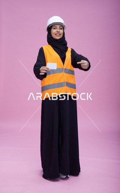 مهندسة سعودية تحمل بطاقة فارغة في الاستوديو