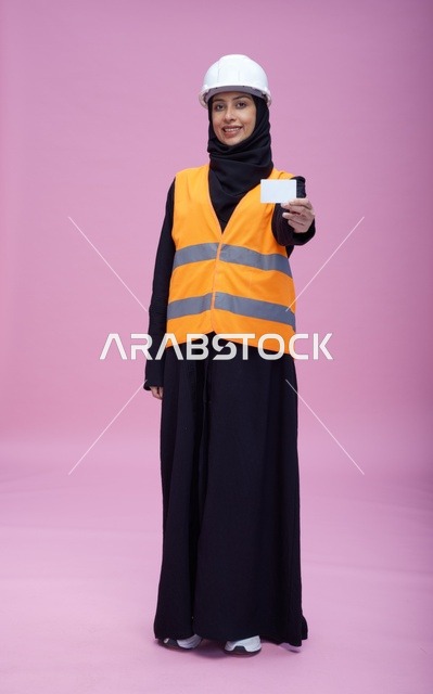مهندسة سعودية تحمل بطاقة فارغة في الاستوديو