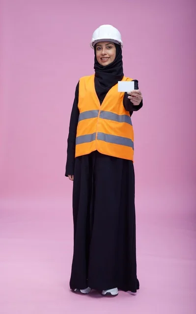مهندسة سعودية تحمل بطاقة فارغة في الاستوديو