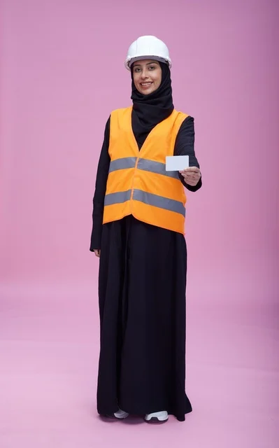 مهندسة سعودية تحمل بطاقة بيضاء فارغة في الاستوديو