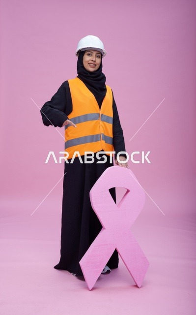 مهندسة سعودية مع شريط التوعية بسرطان الثدي