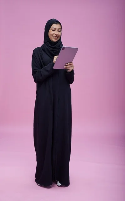 امرأة سعودية تستخدم جهاز لوحي في الاستوديو
