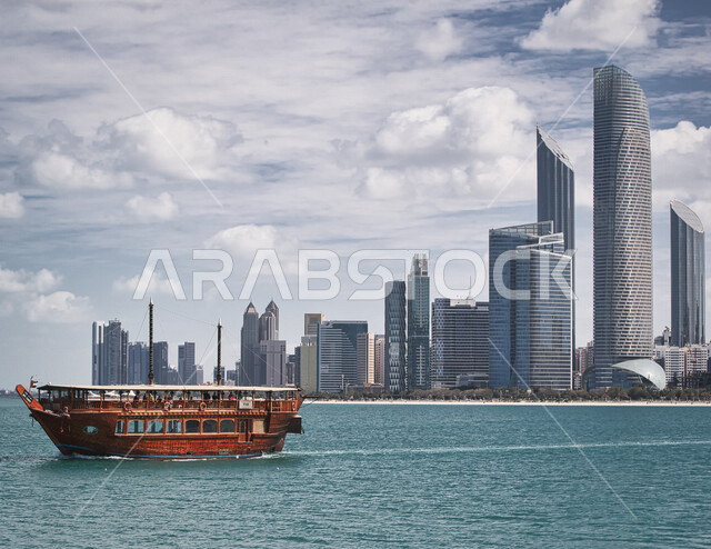 صورة جمالية على كورنيش أبو ظبي بدولة الإمارات العربية المتحدة ، المناظر البحرية الهادئة ، هدوء وجمال البحر، الطبيعة في الإمارات ، السياحة في الإمارات ، الأبراج وناطحات السحاب ، معالم مشهورة في أبو ظبي ، بحر الخليج العربي ، سفينة سياحية وسط البحر