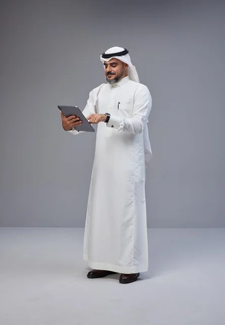 رجل سعودي يستخدم جهازاً لوحياً في استوديو