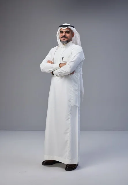 رجل سعودي بالزي التقليدي مكتف اليدين في استوديو