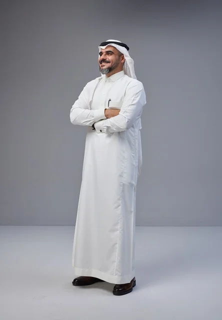 رجل سعودي بالزي التقليدي يقف مكتوف اليدين