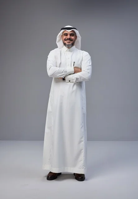 رجل سعودي بالزي التقليدي يقف بثقة
