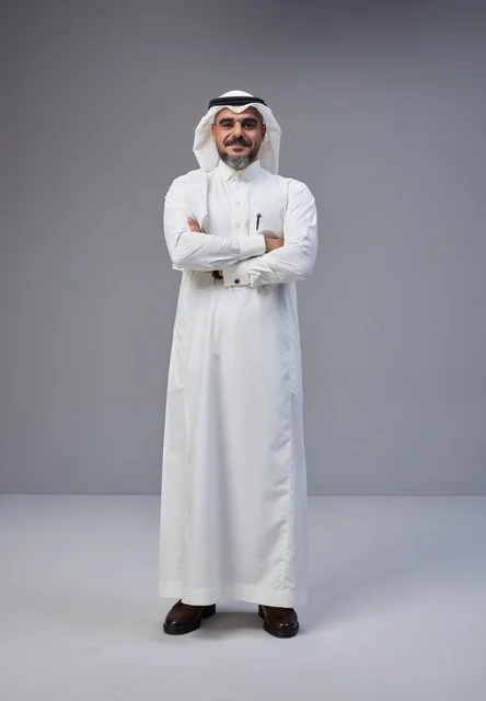 رجل سعودي بالزي التقليدي يقف في استوديو