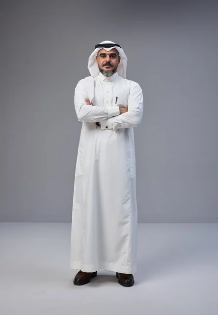 رجل سعودي بالزي التقليدي في لقطة كاملة داخل الاستوديو