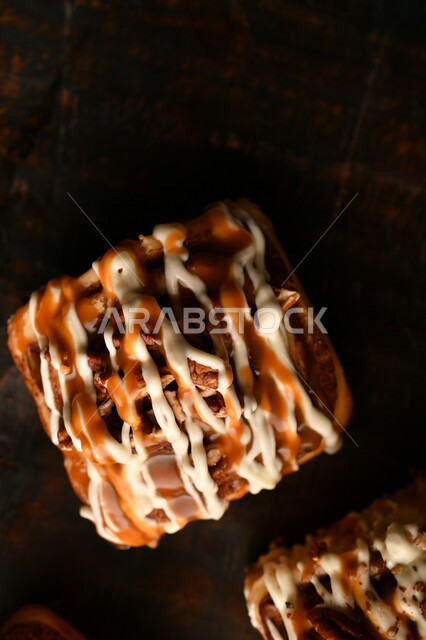 صورة مقربة للفائف القرفة اللذيذة، لفائف السينابون، معجنات، مخبوزات طازجة، لفائف الحلوى الشهية