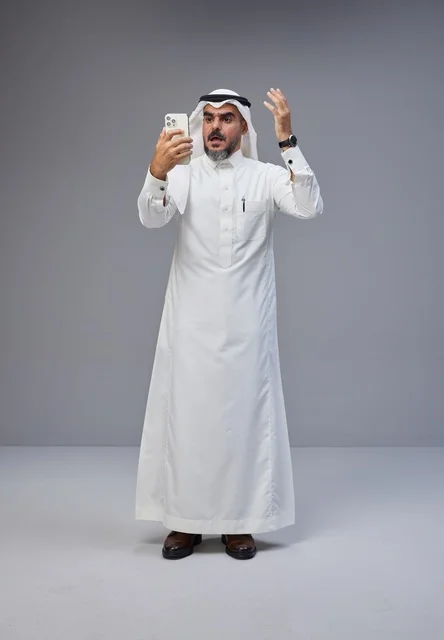 Saudi Man in Traditional Thobe Shocked by Smartphone