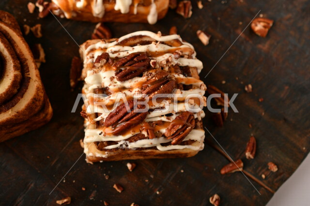 صورة مقربة للفائف القرفة اللذيذة، لفائف السينابون، معجنات، مخبوزات طازجة، لفائف الحلوى الشهية