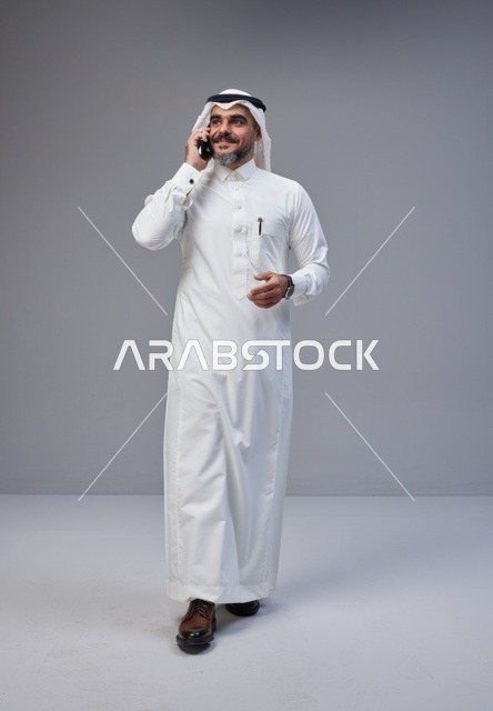 رجل سعودي بالزي التقليدي يتحدث عبر الهاتف