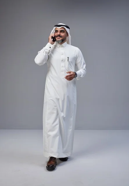 رجل سعودي بالزي التقليدي يتحدث عبر الهاتف