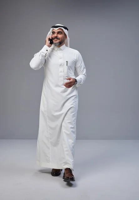 رجل سعودي بالزي التقليدي يتحدث عبر الهاتف
