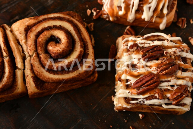 صورة مقربة للفائف القرفة اللذيذة، لفائف السينابون، معجنات، مخبوزات طازجة، لفائف الحلوى الشهية