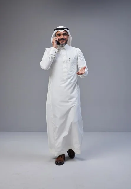 رجل سعودي بالزي التقليدي يتحدث عبر الجوال