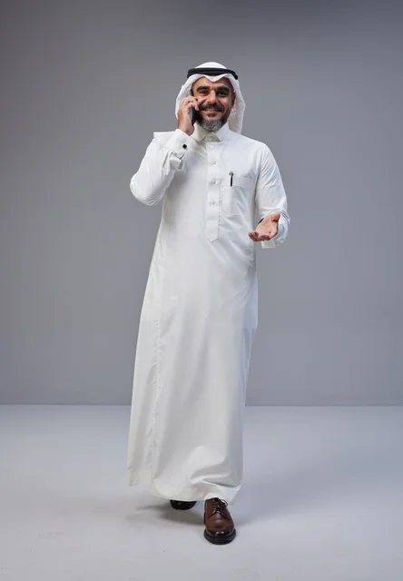 رجل سعودي بالزي التقليدي يتحدث عبر الهاتف