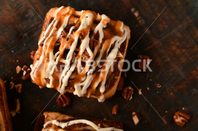 صورة مقربة للفائف القرفة اللذيذة، لفائف السينابون، معجنات، مخبوزات طازجة، لفائف الحلوى الشهية