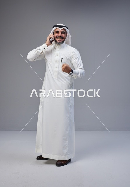 رجل سعودي بالزي التقليدي يتحدث عبر الهاتف في الاستوديو