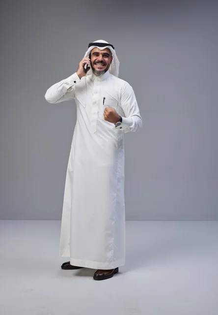 رجل سعودي بالزي التقليدي يتحدث عبر الهاتف في الاستوديو