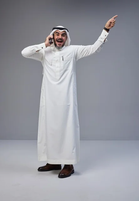 رجل سعودي بالزي التقليدي يتحدث عبر الهاتف