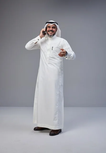 رجل سعودي بالزي التقليدي يتحدث عبر الهاتف في الاستوديو