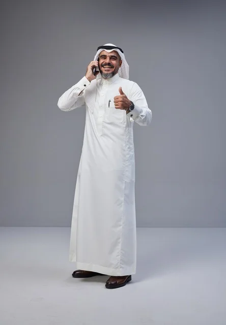 رجل سعودي بالزي التقليدي يتحدث عبر الهاتف