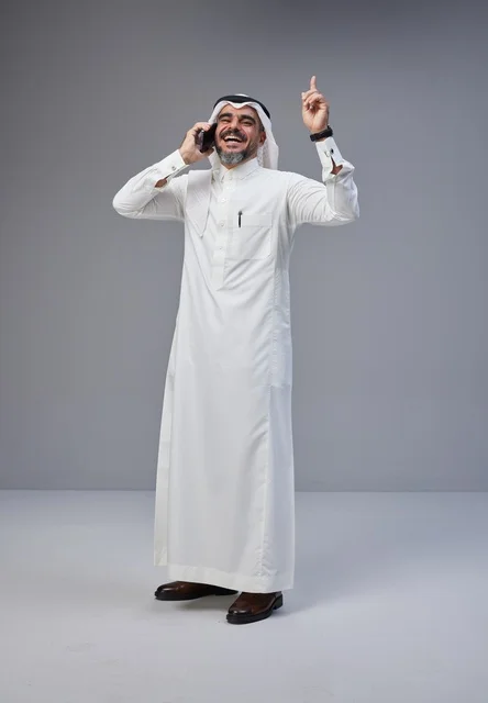 رجل سعودي بالزي التقليدي يتحدث عبر الهاتف