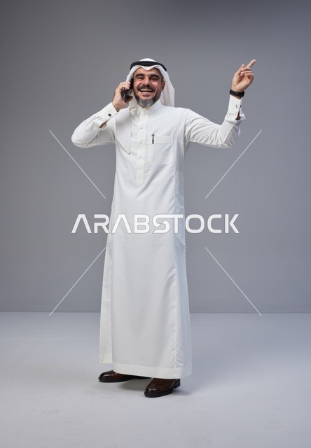 رجل سعودي بالزي التقليدي يتحدث بالهاتف في الاستوديو