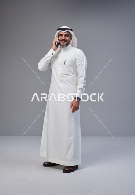 رجل سعودي بالزي التقليدي يتحدث عبر الهاتف