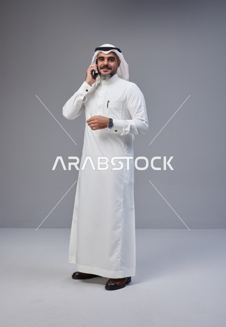 رجل سعودي بالزي التقليدي يتحدث عبر الهاتف